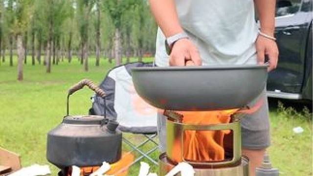 秋天露营最舒服的季节，也是玩炉子的时候，折叠柴火炉可以烧各种燃料，#户外露营 #柴火炉 #户外煮茶炉