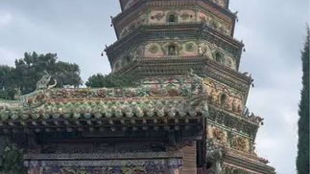 洪洞广胜寺飞虹塔（元明-国1） 飞虹塔，俗称琉璃塔，位于广胜寺上寺院内前部。八角十三层阁楼式琉璃砖塔