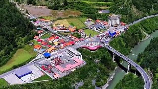 这是国道317上的一个非常重要的岔口节点马尔康市马塘村三家寨#宣传家乡旅游文化 #川西美景 #航拍家