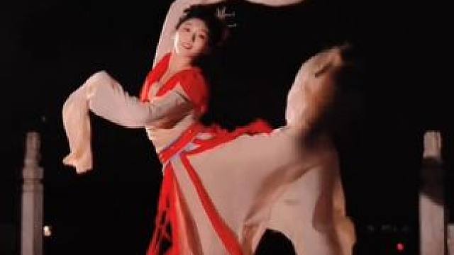 仿佛映当年翩若惊鸿影 #古风 #古风舞蹈 #氛围感 #嫦娥跳舞 #中秋