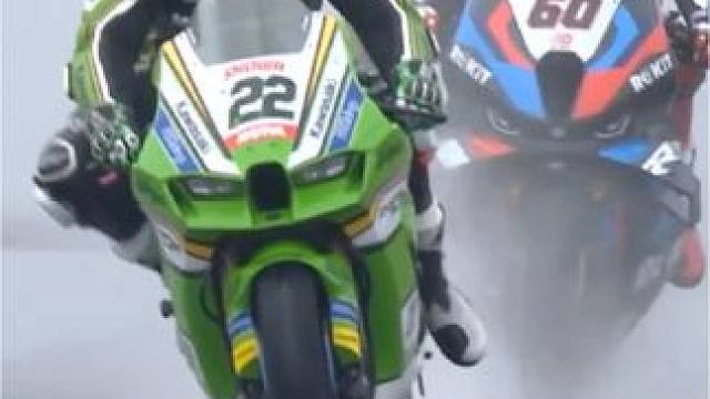 川崎vs宝马 赛道高燃雨中大战…看的热血沸腾…#机车 #wsbk #motogp疯摩全球