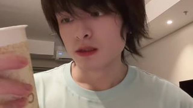 霸王茶姬新品金乌扶摇好喝的 #霸王茶姬新品 #霸王茶姬 #金乌扶摇 #奶茶 好喝，推荐