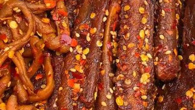 整整有三种款式，爆辣鸭翅，香辣鸭脆肠和香辣卤鸭头，一次吃过瘾！#妈呀太香了 #好吃到停不下来 #追剧