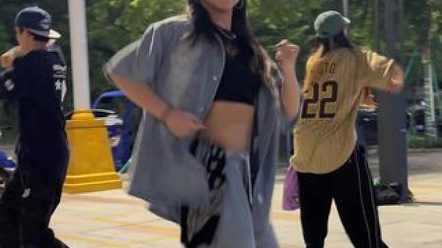 多久没在街边练舞了#hiphop #松弛感 #foyou #一学就会系列 #最潮广场舞