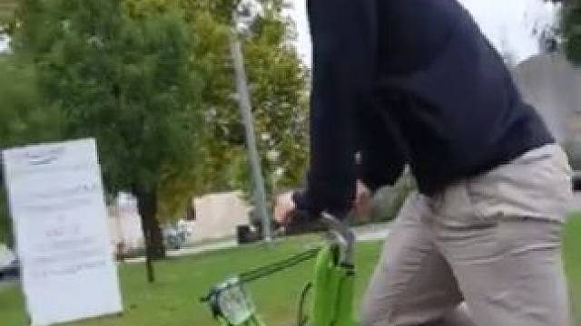 骑着自行车姗姗来迟的卡尔森，一脸懵hh#国际象棋 #卡尔森 #国际象棋入门