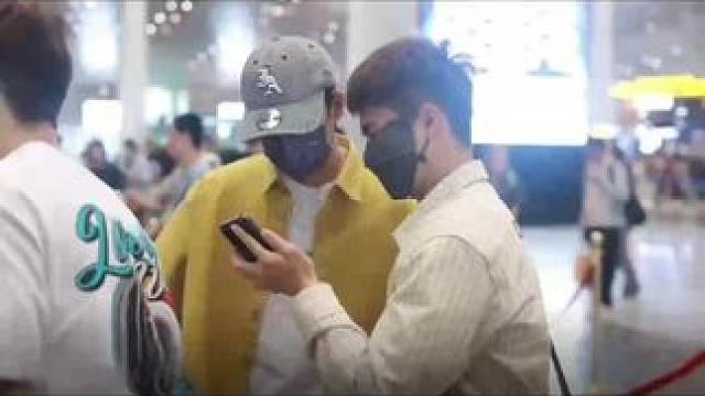 #梁王组合 #王昶梁伟铿 #一起走花路 #永远支持你 #机场照 
一大早吃得真好☺️王昶梁伟铿出发啦