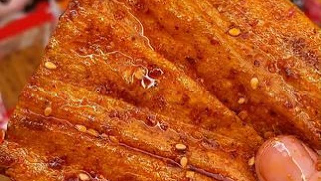 不得不说湖南平江做的这个爆辣豆皮真的很绝，香香辣辣脆脆的真的好吃！不能吃辣的不要轻易尝试魔鬼辣味，真