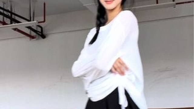 上课：不嘻嘻
下课：嘻嘻    #舞蹈生 #各行各业版踢腿运镜慢动作