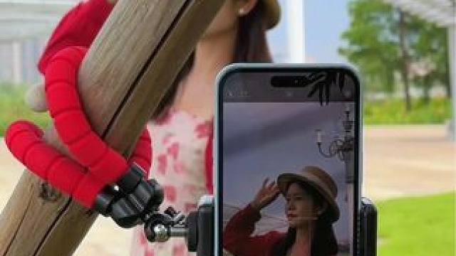 外出游玩如何自拍小短片，我们只需准备一个八爪鱼支架，随时随地拍出创意小短片#手机摄影 #八爪鱼支架 