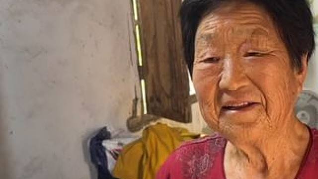 英子上集买的东西，俺俩给俺妈送去 #农村生活日常