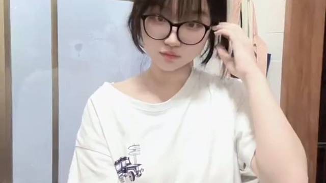 真反差还得是戴眼镜的