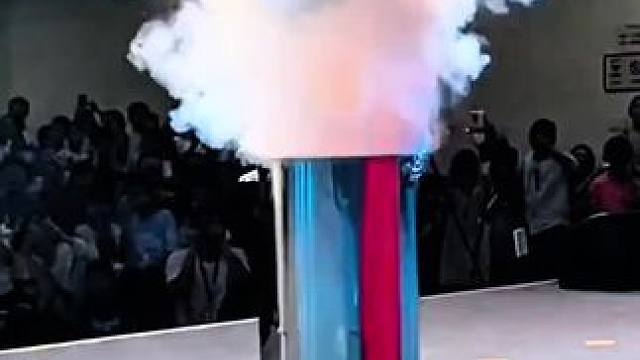 #上热门话题 放下手机带孩子看一场物理秀，一场秀覆盖了很多物理知识点，让孩子了解到原来学习知识还能这