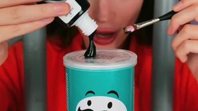 把墨水涂抹在薯片盒底，最后让人太意外了！ #看一遍笑一遍 #老外真会玩 #在玩一种很新的解压玩具 #