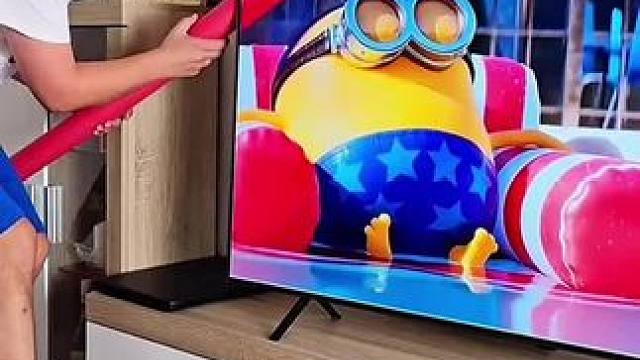 在电视上恶搞小家伙，这操作简直太厉害了！ #看一遍笑一遍 #这操作都看傻了 #在玩一种很新的解压玩具