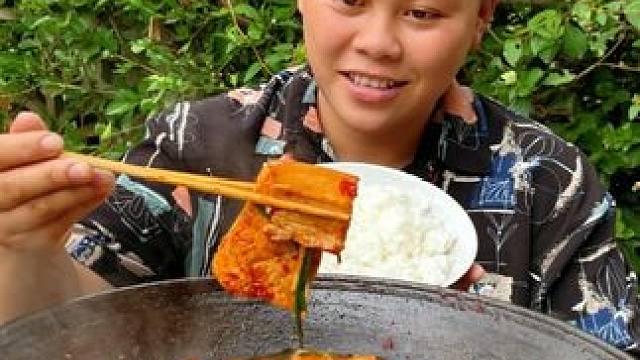 今天用糟辣椒做了一大锅酸辣下饭菜 #美食 #下饭菜 #农村生活 #记录生活