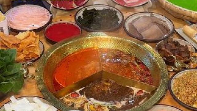 兄弟萌起床吃饱饱，他们家的茶好香啊都想买点带回去了，配上三种锅底9道肉菜！店内的装修风格是那种略带“