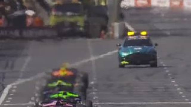 F2阿塞拜疆大奖赛起步严重事故 #F2 #比赛现场 #专业车手 #弯道快才是真的快 #冠军之路