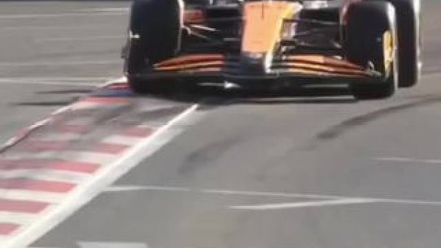 F1阿塞拜疆大奖赛皮亚斯特里和勒克莱尔出弯双双出现转向过度 疯狂攻防二十几圈精彩#F1 #比赛现场 
