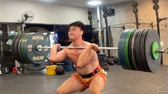 硬拉300磅一下 动作没有以前流畅
腰突之后都很少做蹲的动作 没想到能pr
#高翻 #硬拉 #cro