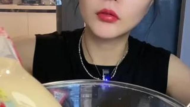 #今年要炫一种很新的月饼 #各地特色月饼上分大赛 #吃货一枚鉴定完毕 #南方人是怎么吃月饼的 #爱就