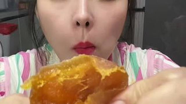 #哪些美食可以拯救没有食欲的日子 #今年要炫一种很新的月饼 #不敢想象这一口多好吃 #从来没吃过这么