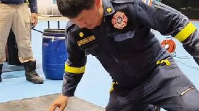 泰国消防员专业操作 #国外视频分享 #野生动物零距离 #专业操作请勿