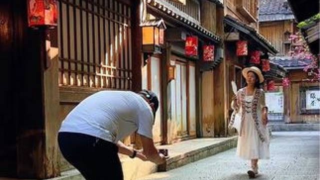 古街石巷这样一镜到底拍人物也唯美了，简单易学又好看#拍摄技巧 #古街古巷 #拍出电影感 #手机运镜