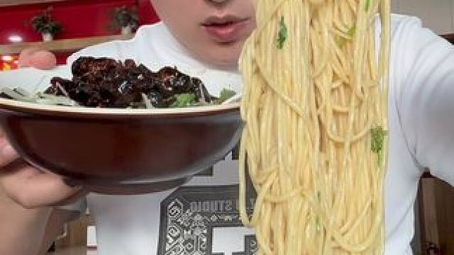 #这面条子不吃还不行必须得吃 #从来没吃过这么好吃的东西 荒唐拉面，配牛肉