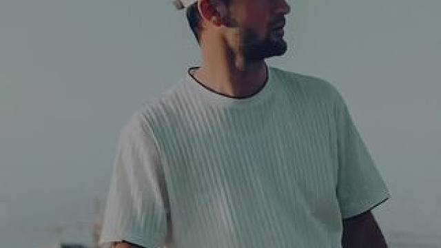 楼顶户外创意自拍小技巧#干货分享 #拍摄技巧 #拍照姿势 #构图技巧 #户外拍摄