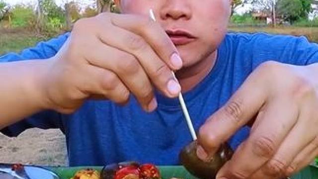 泰式️鲜辣凉拌小田螺肉脆嫩荷叶杆 #泰国美食 #泰国生活 #简简单单吃顿大餐 #泰式凉拌海鲜视频 #