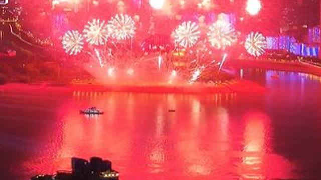 武汉人期待十几年的烟花秀终于来了，武昌江滩视角的烟花绚烂夺目 #武汉 #武昌 #武汉烟花秀 #航拍