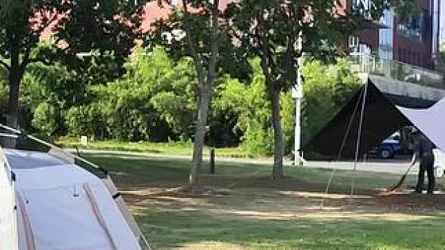 武汉市青山江滩露天电影放映 #户外露营 #露营⛺ #蓝天白云绿草地 #享受大自然 #户外运动爱好者