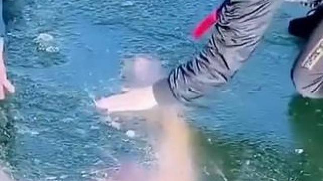 运动员冰层下挑战游泳，切勿模仿很危险，老婆孩子在家等你！ 运动员冰层下挑战游泳，切勿模仿很危险，老婆