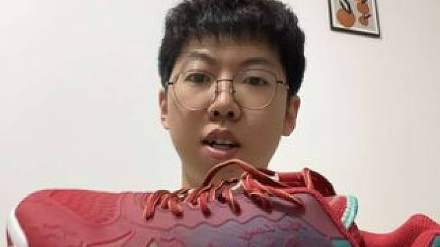 红配绿，这个球鞋设计师怎么想的 #羽毛球 #羽毛球装备 #羽毛球鞋 #羽毛球鞋测评 #一起打羽毛球