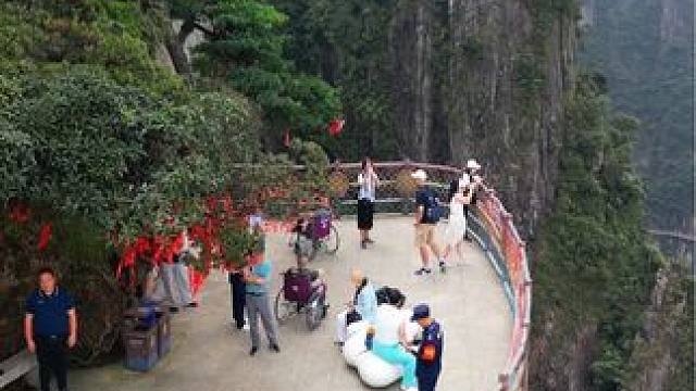 南方的朋友请回避一下，我给北方的朋友介绍一下湖南的绝壁天路！#航拍莽山 #一座不用爬的山 #莽山五指