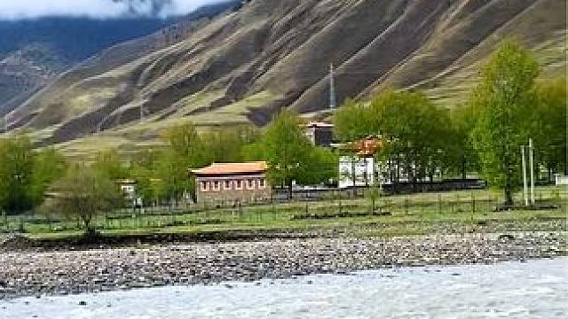 我是一条小河，这首歌以其深情的歌词和感人的旋律，描绘了一条小河从雪域高原出发，历尽艰辛，最终奔向远方