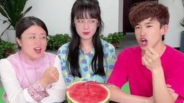 吃西瓜挑战，哈哈哈哈 #真会玩系列 #意想不到的结局 #万万没想到