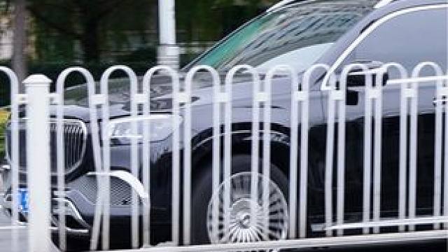 这辆迈巴赫GLS 看上去怪怪的 #街拍豪车 #dou是好车 #迈巴赫 #劳斯莱斯