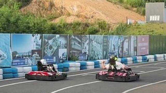 女儿第一次体验专业赛道[得意]#硬虎山顶卡丁车#硬虎赛车 #硬虎KP#硬虎4X4