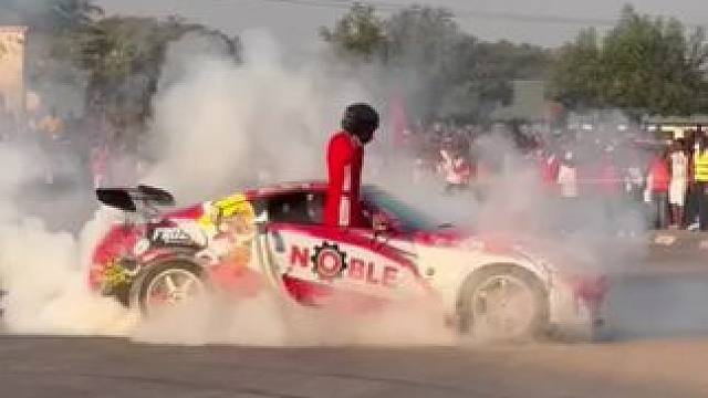 烧胎进行中#速度与激情 #极限运动 #玩的就是心跳