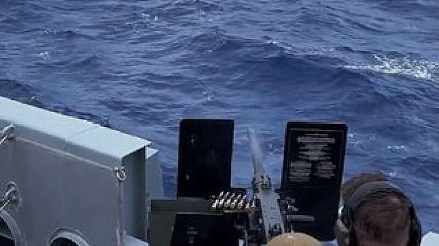 我轮顾几名美藉安保人员真枪实弹抗海盗演习，最近海洋不怎么太平，手里没有真理畏摄不了海盗。
#真枪实弹