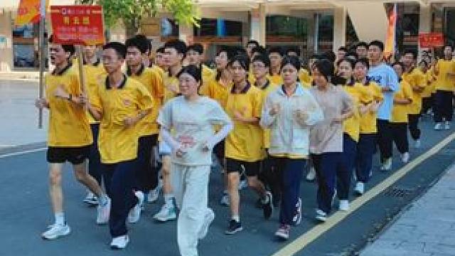 2025届#高三  #跑操日常  精神头不错！微笑着享受运动，比队形整齐哭丧个脸更美好 #人文校园