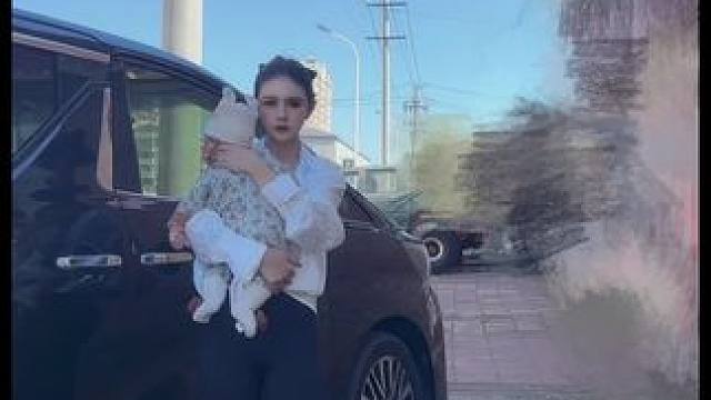 儿子阿姨回家过中秋，又是我带娃的一天，虽然说是我带，但是婆婆和大姐都来帮我带，怕我辛苦