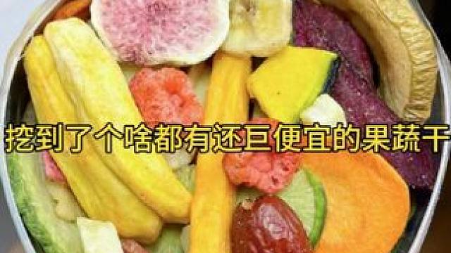 这个男人一定是疯了，居然用喷火枪猛烧大树。#椰子水 #椰子 #好喝不贵