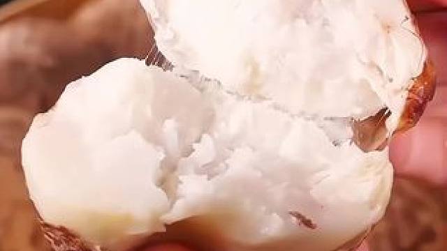 像鸡蛋形状的小芋头别看圆滚滚的 吃起来软糯嫩滑 还有一股淡淡的奶香味是非常好的粗粮主食哦 #牛奶芋头