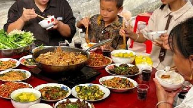 今天中秋节，看看欧妹一家做了啥好吃的 #中秋节 #美食 #农村生活 #记录生活