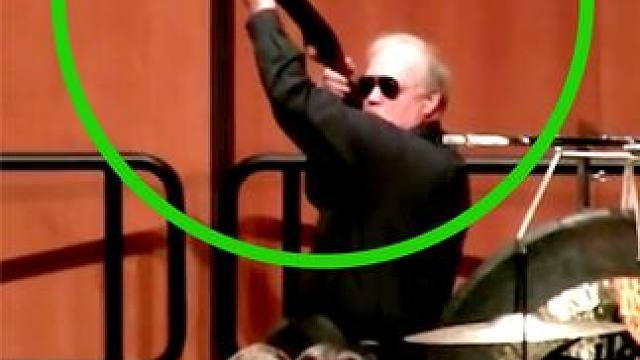 史上最骚交响乐现场，枪手“开枪”当伴奏，网友：还以为开战了！ #音乐会  #古典音乐  #搞笑 