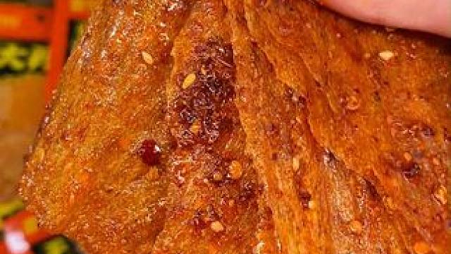 终于找到了小时候的大辣片，还是童年的味道就真的很绝！#零食推荐 #无辣不欢 #辣条