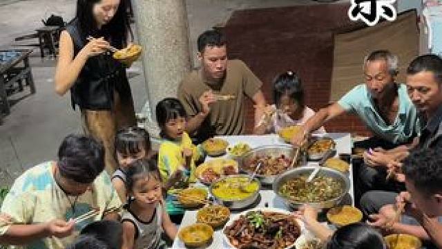 天上月，地上饼灯火明，人团圆中秋夜，心相连
月圆，人圆，事事圆满#中秋就是共赴一桌团圆#走进花好月圆