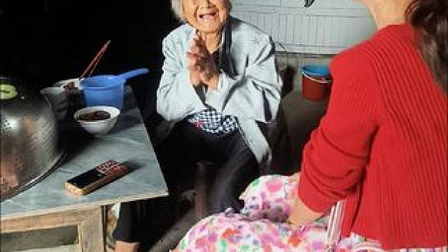 后来啊，村子里的人越来越少了，没有以往的热闹与喧嚣，只留下了留守的老人在村子里，有工作的地方没有家，